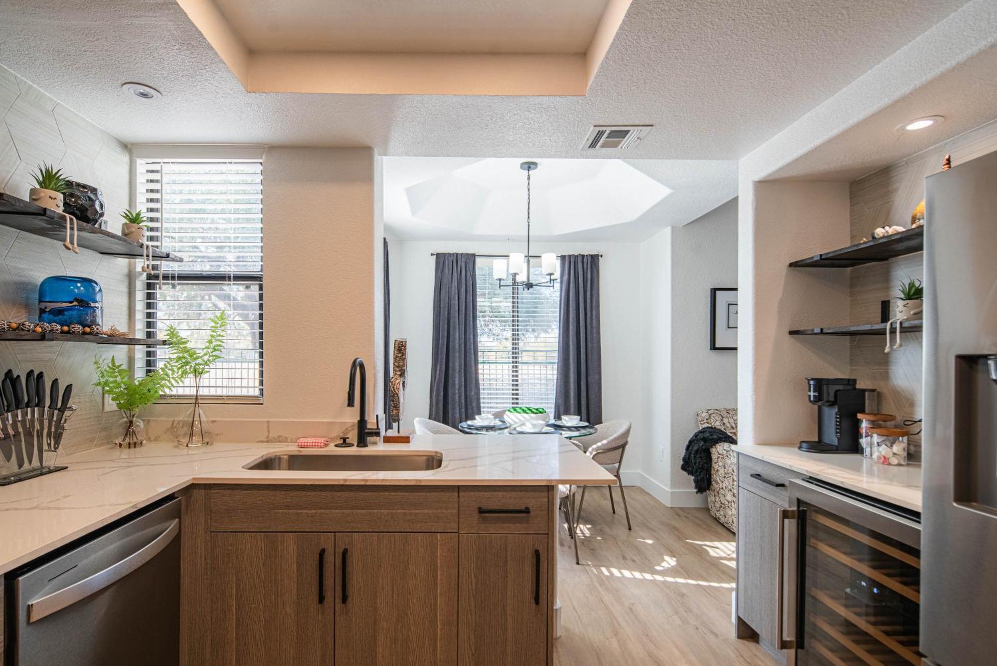 Apartment Stones Away To Tpc - Huge Patio - N171 *